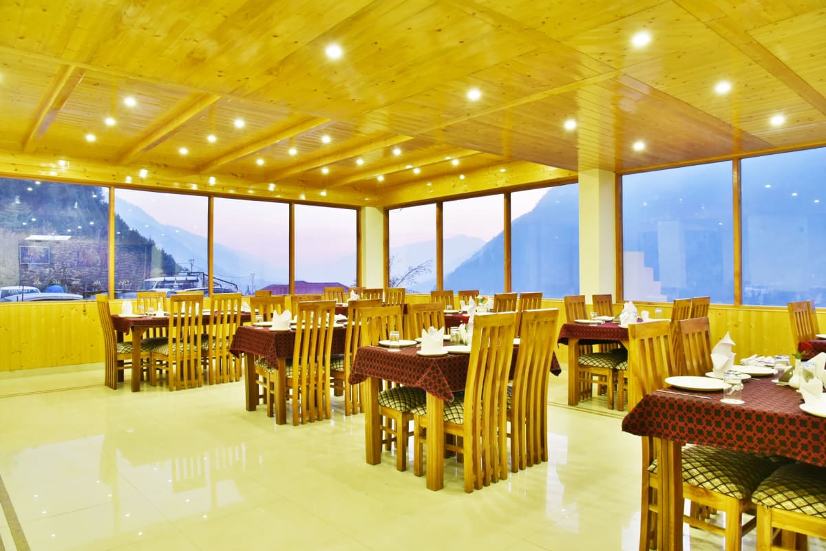Whistling Pines Resort And Spa Manali Restaurant